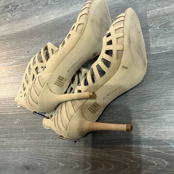 BCBG High Heel Booties Cut Out Drita Women 4" Peep Toe Zip Closure Brown Tan 9.5 - Picture 4 of 4